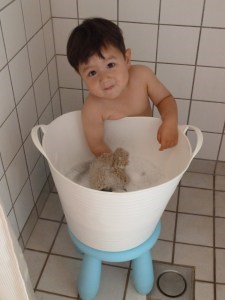 Hoạt động tắm cho Búp bê theo phương pháp Montessori